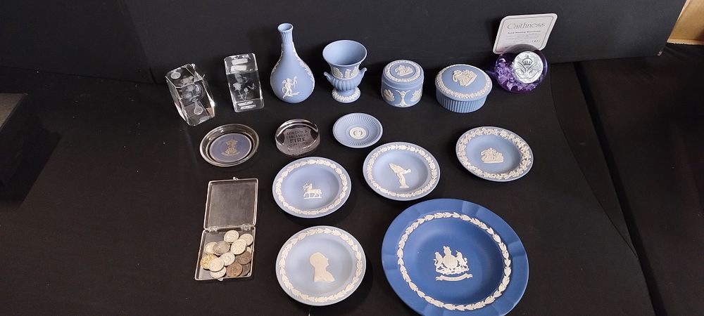 Lot 285: Various vintage blue Wedgewood pottery plates including a...