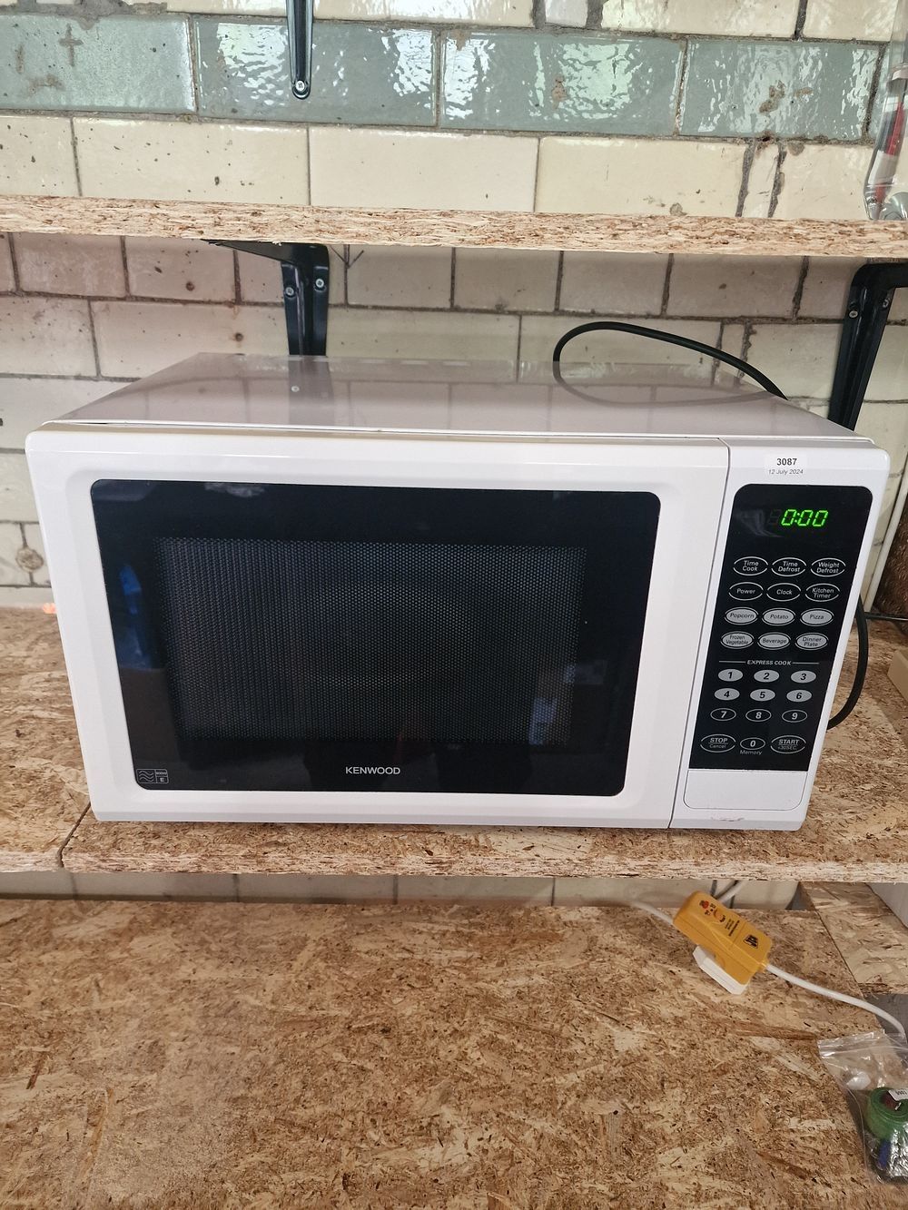 Lot 281: Kenwood 900w Microwave. Tested for Power