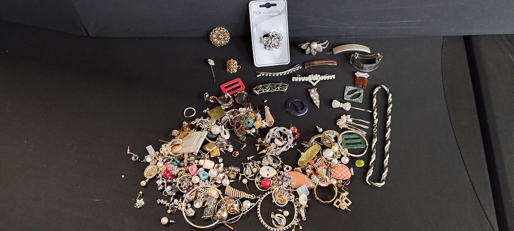 Lot 290: Mixed costume jewellery and hair clips