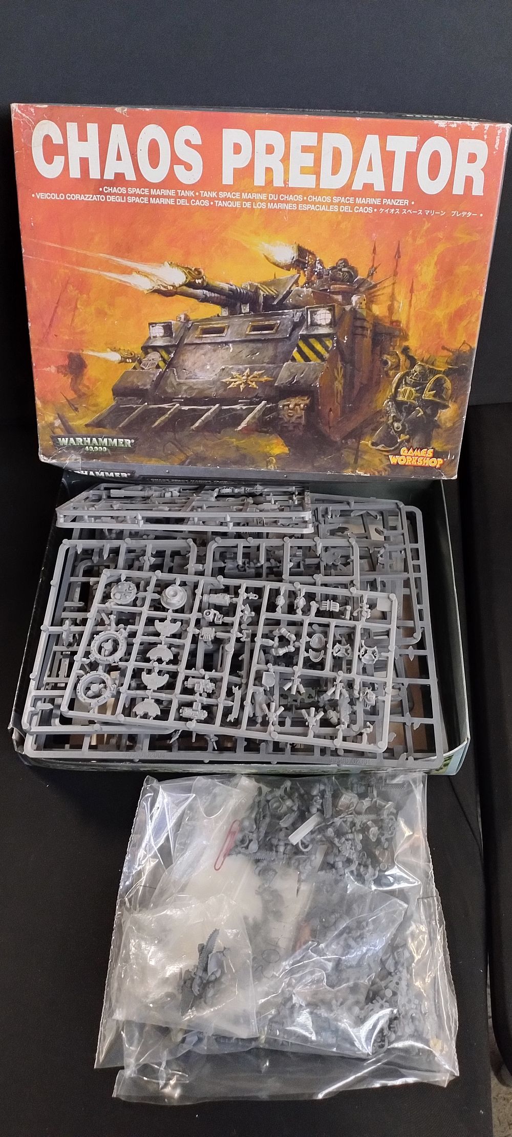 Lot 293:  Warhammer 40,000 Chaos Predator, chaos space marine tank...