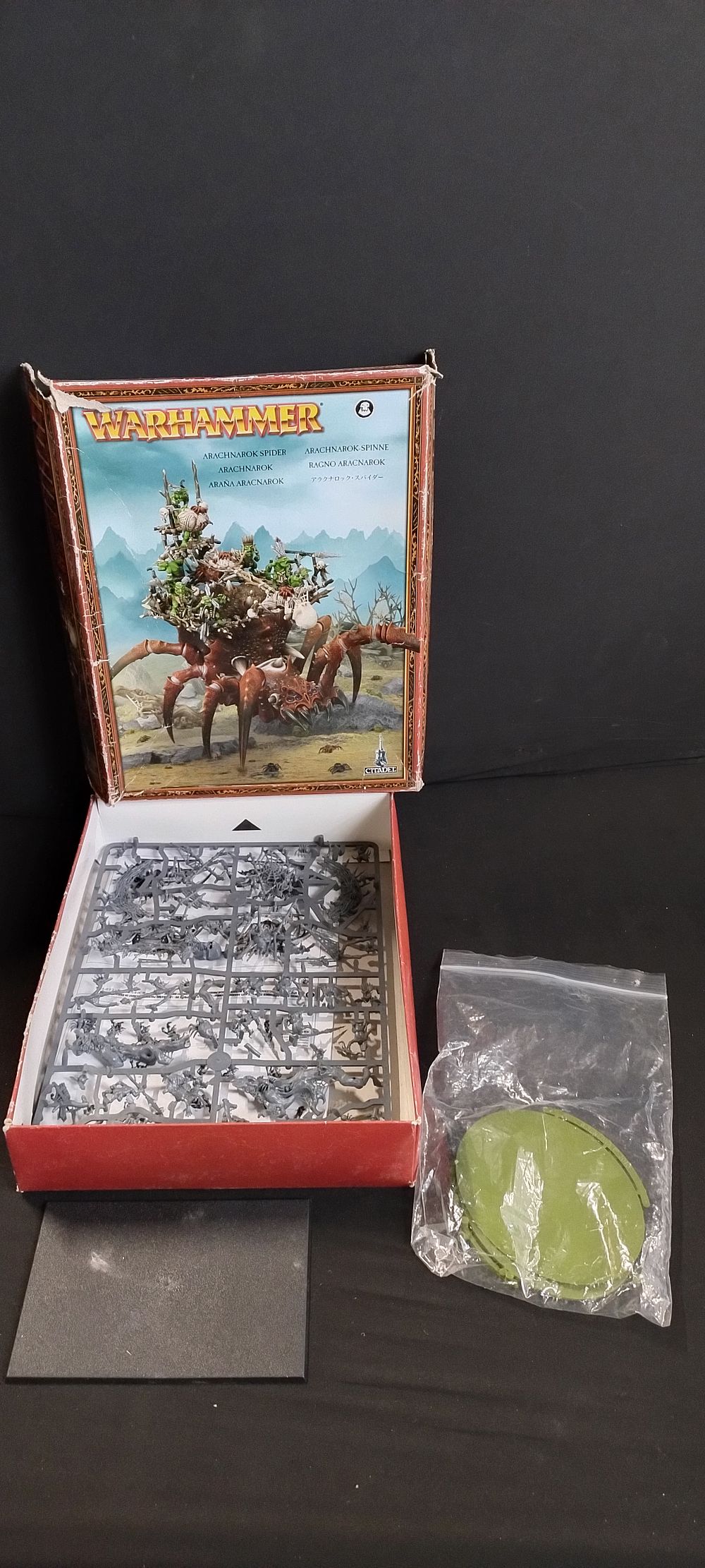 Lot 294: Warhammer 40,000 Arachnarok spider model kit 