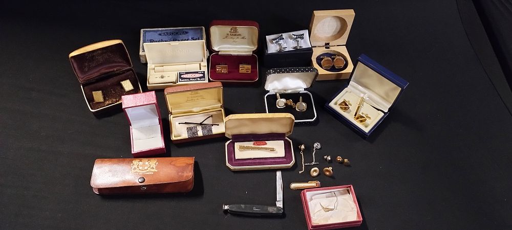 Lot 305: Various vintage cufflinks, tie pins and other items 