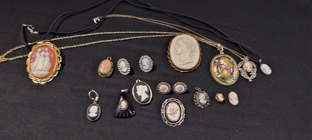 Lot 310: Selection of vintage Various Cameo's, brooches, pendants and...