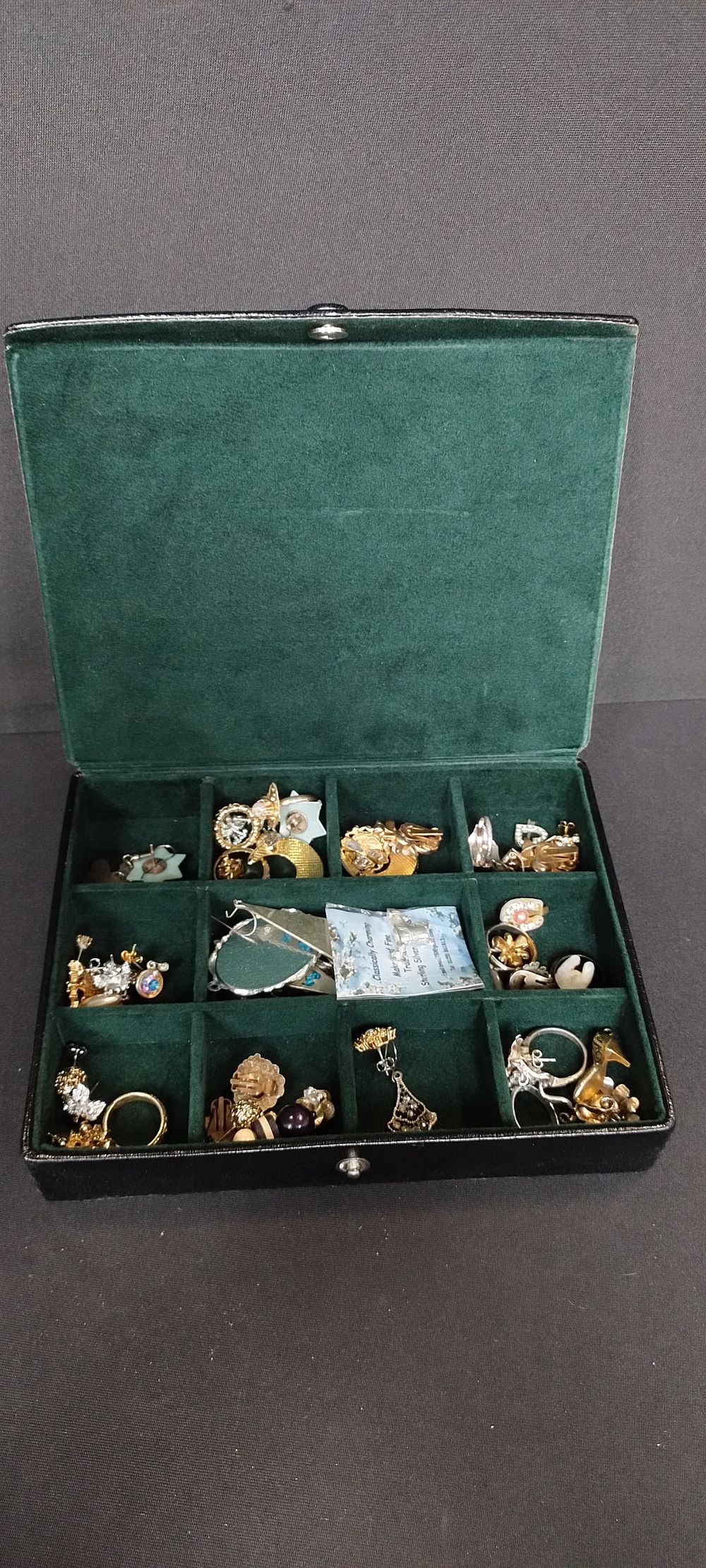 Lot 326: Black patent jewellery box containing costume jewellery 