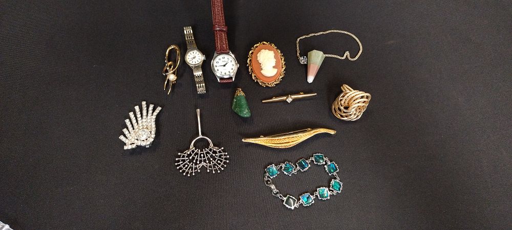 Lot 346: Selection of costume jewellery including ladies watches, brooches...