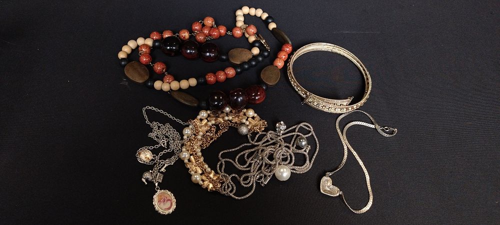 Lot 348: Costume jewellery including Alice in wonderland 