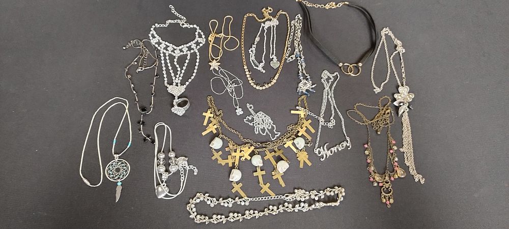 Lot 349: Selection of costume jewellery 