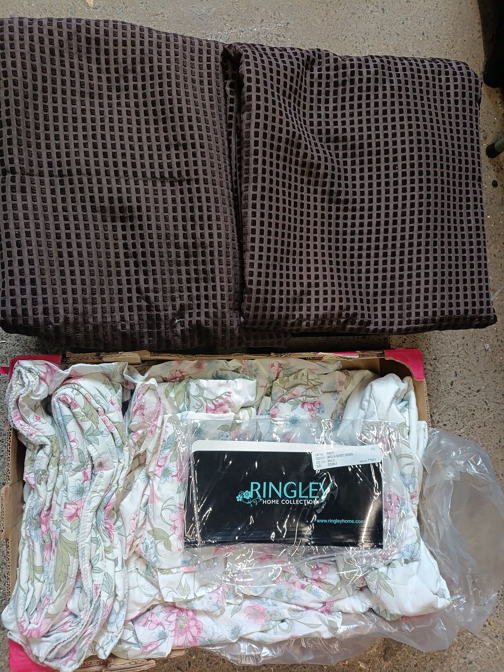 Lot 353: Brand new Ringleys double duvet and 2 brown...