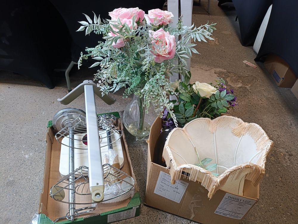 Lot 354: Box of homeware items, Selection of bathroom items...