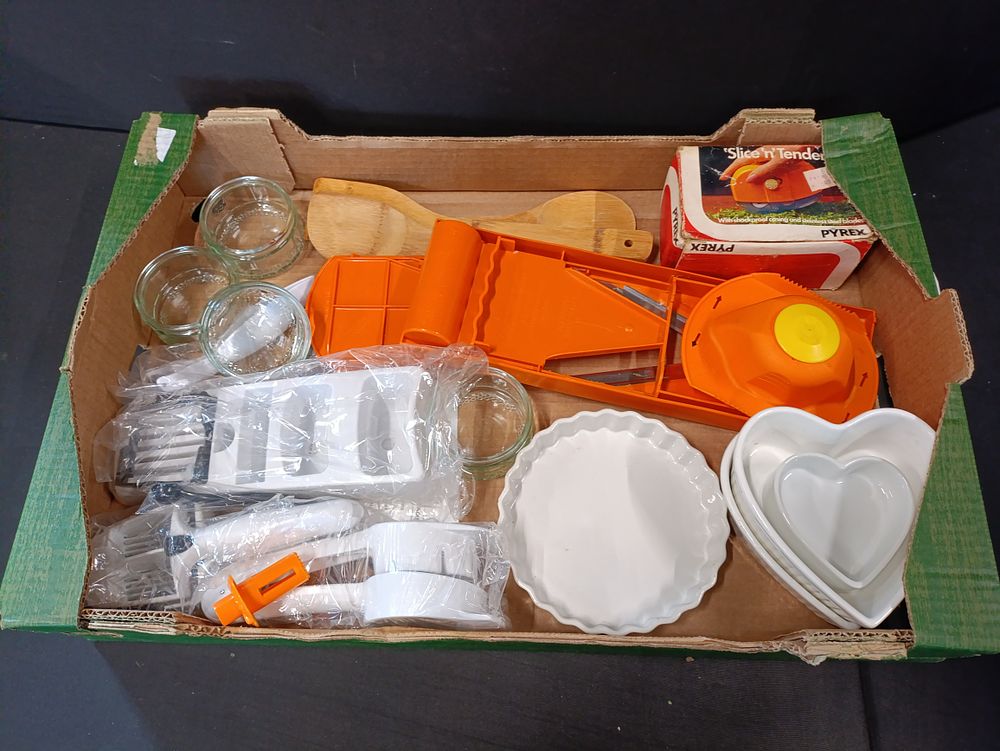 Lot 376: Box of kitchen products