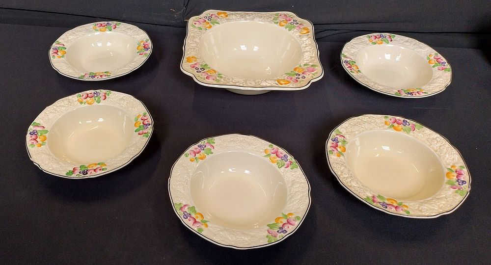 Lot 378: Crown Ducal Florentine fruit set, 5 X dishes...