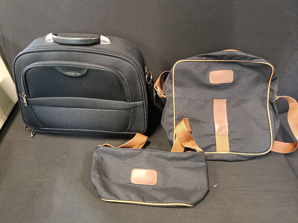 Lot 379: 3 travel bags