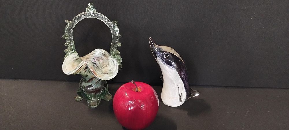 Lot 85: 2 x pieces of Murano glass, Vintage Murano...