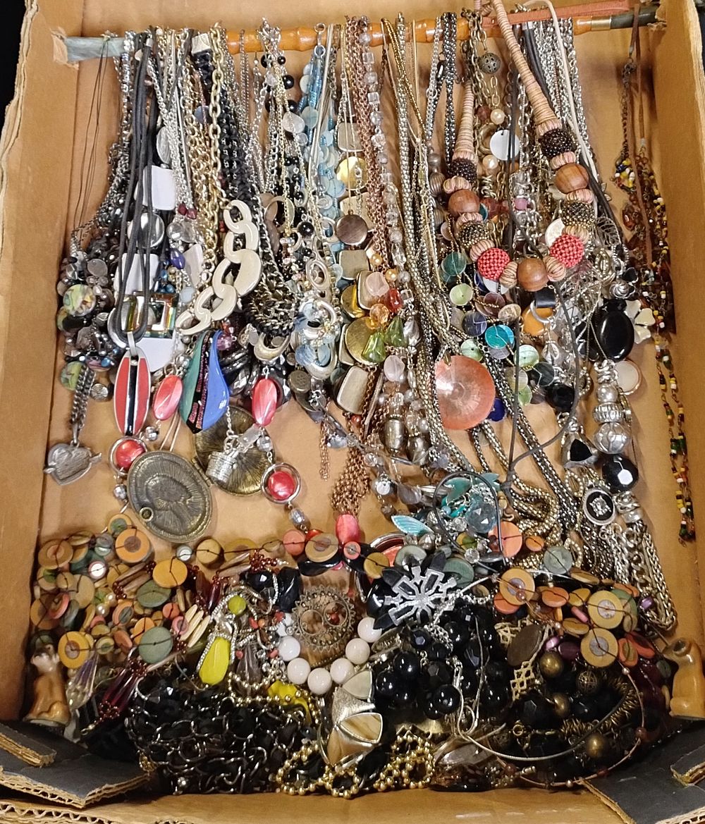 Lot 102: Selection of costume jewellery necklaces
