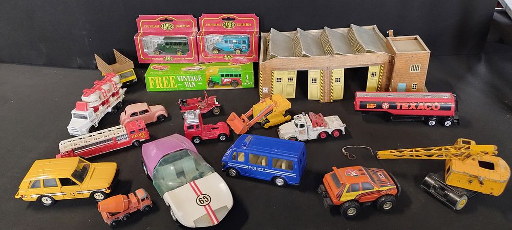 Lot 104: Selection of vintage diecast vehicles Corgi, Dinky, Matchbox...