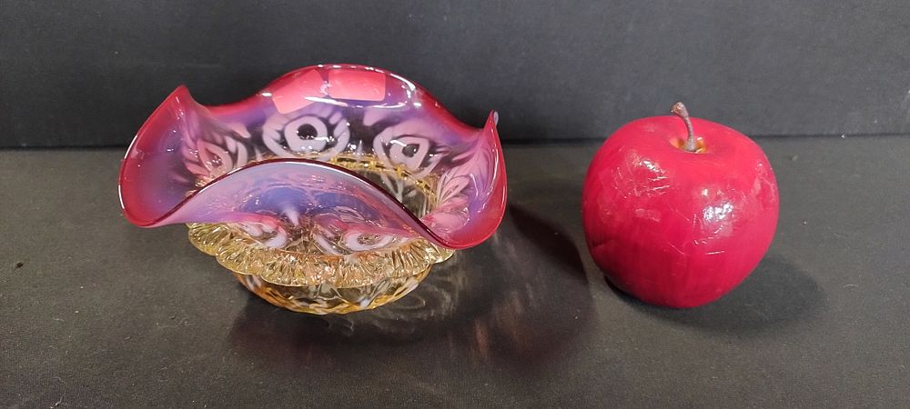 Lot 119: Vintage vaseline glass bowl with scalloped frill, Measures...