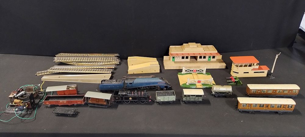 Lot 126: Hornby -Dublo railway station and a number of...