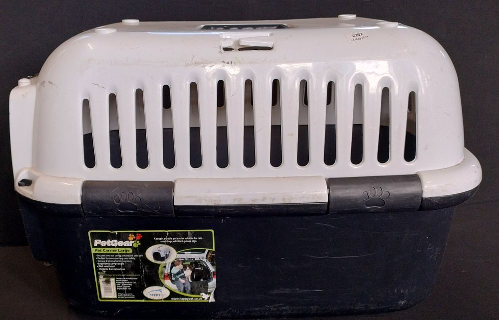 Lot 151: Petgear pet carrier large black and white