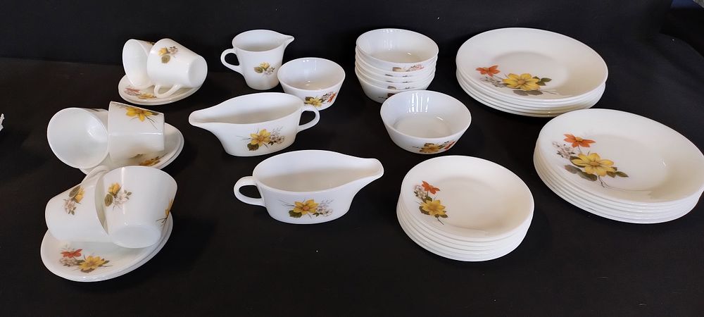 Lot 152: Vintage pyrex Autumn Glory 40 x piece dinner...
