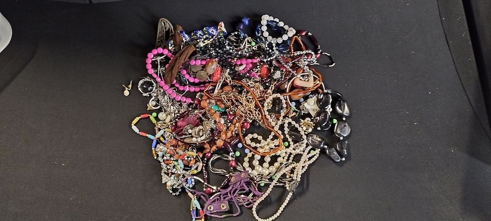 Lot 170: Mixed bundle of costume jewellery, necklaces, earrings and...