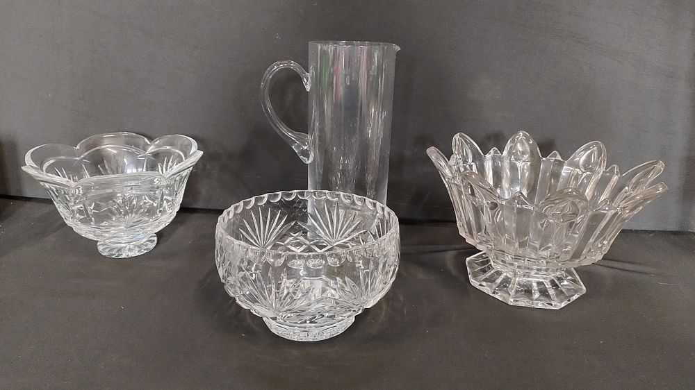 Lot 172: Collection of cut glass and crystal bowls, and...