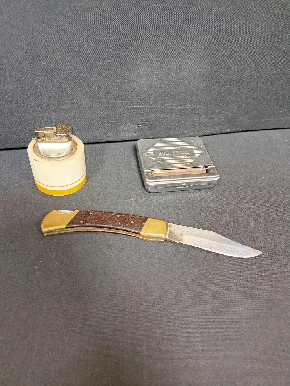 Lot 273: Selection of vintage items including a cigarette tin,...