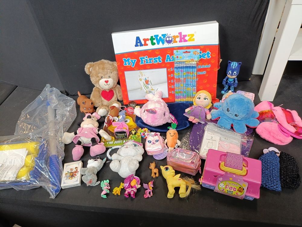 Lot 276: Selection of children's toys including an art set,...
