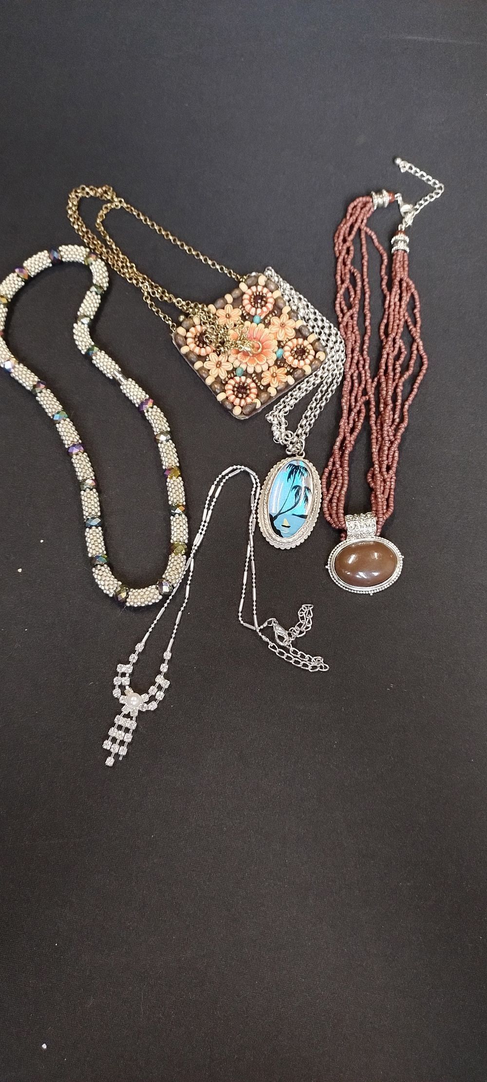 Lot 291: Mixed costume jewellery 