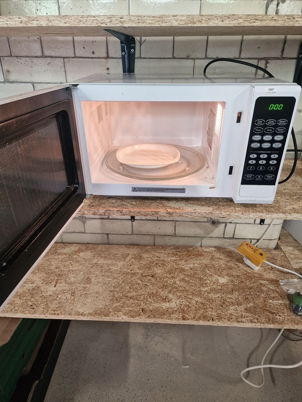 Lot 388: Kenwood 900w Microwave. Tested for Power