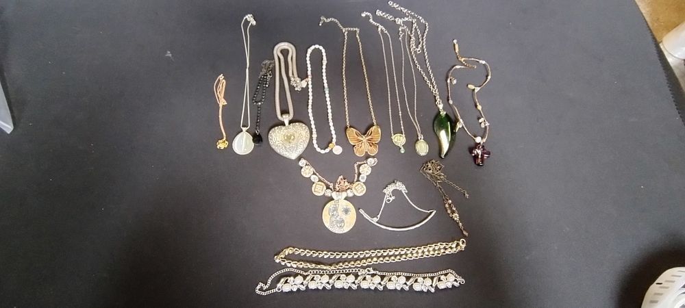 Lot 405: Selection of costume jewellery 