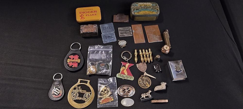 Lot 451: Various vintage items including tins, keyrings copper plates...