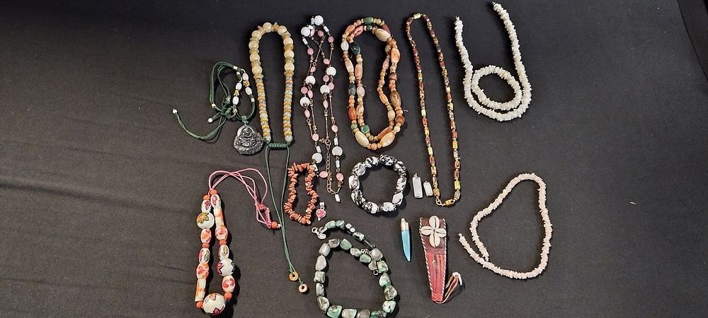 Lot 455: Various agate and other materials necklaces and other...