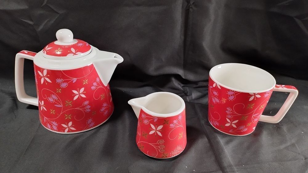 Lot 483: Mandara porcelain teapot, mug and cream jug