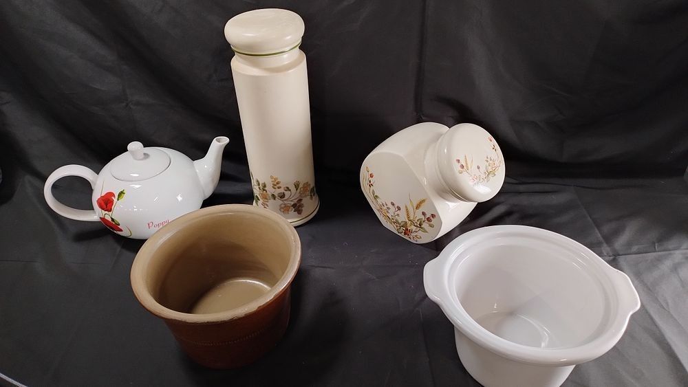 Lot 491: Vintage Hartrox stoneware dish, pasta jar, biscuit barrel,...