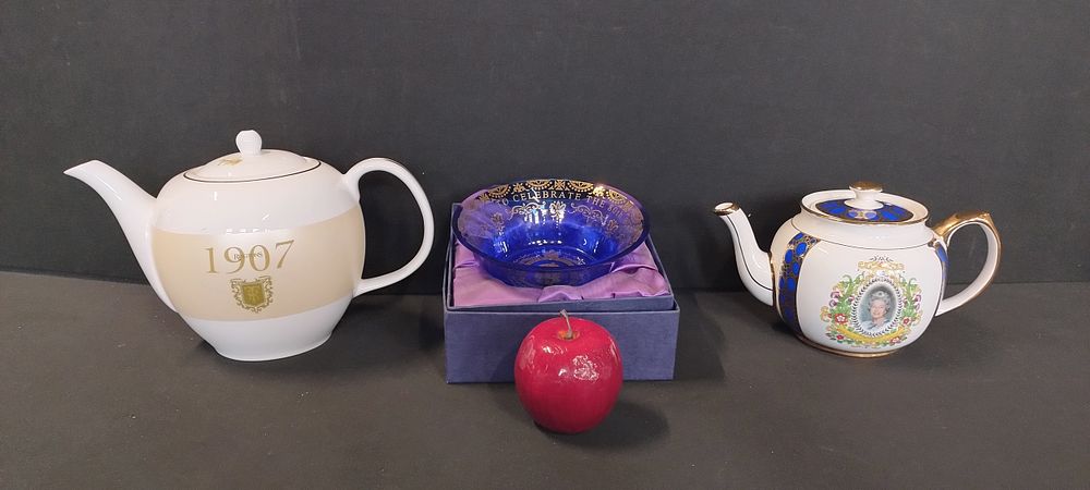 Lot 198: 3 commemorative Ringtons items including a Traditional Design...