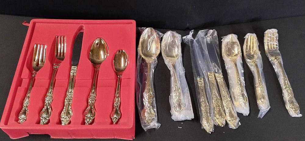 Lot 295: A 25 X piece service for 4 by...