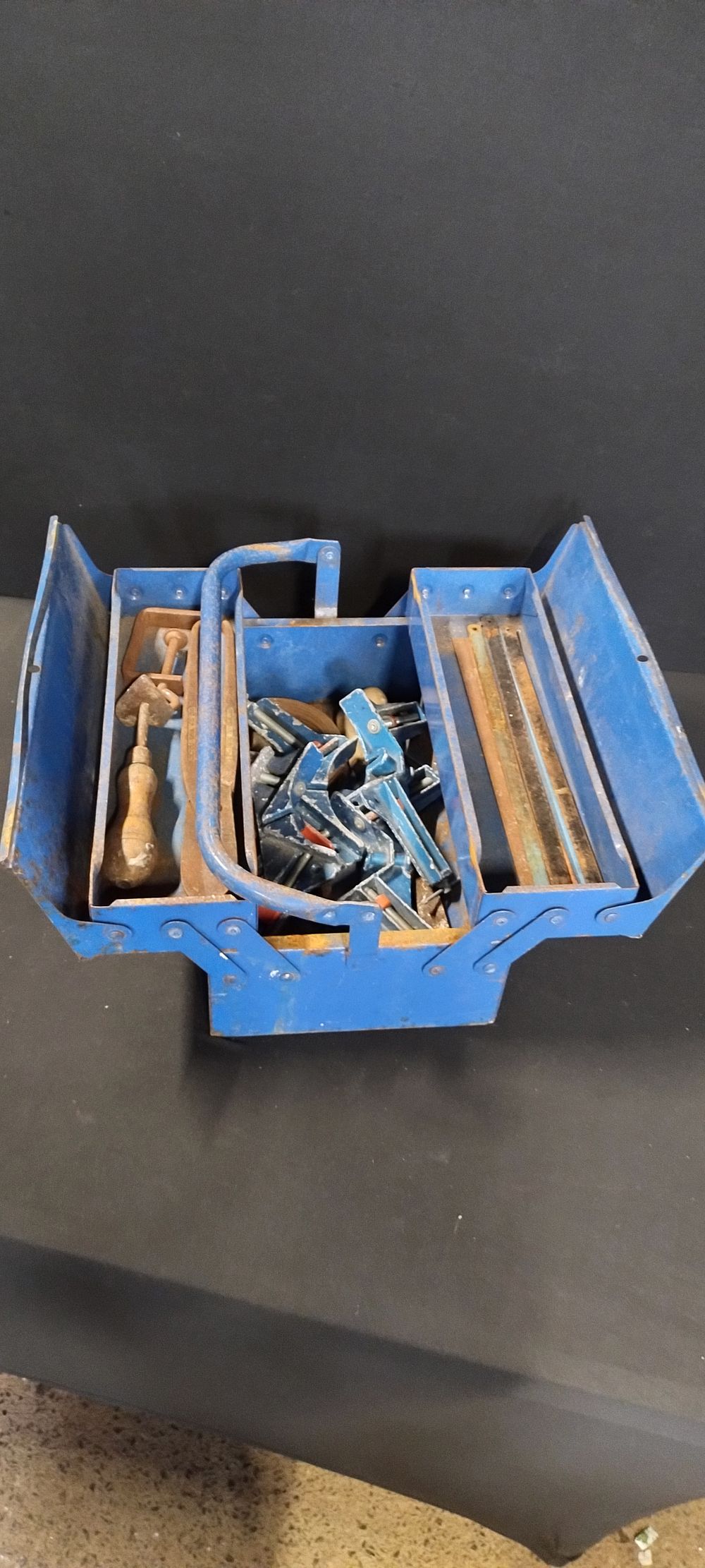 Lot 305: Vintage canerlever tool box including tools. Measures approx...