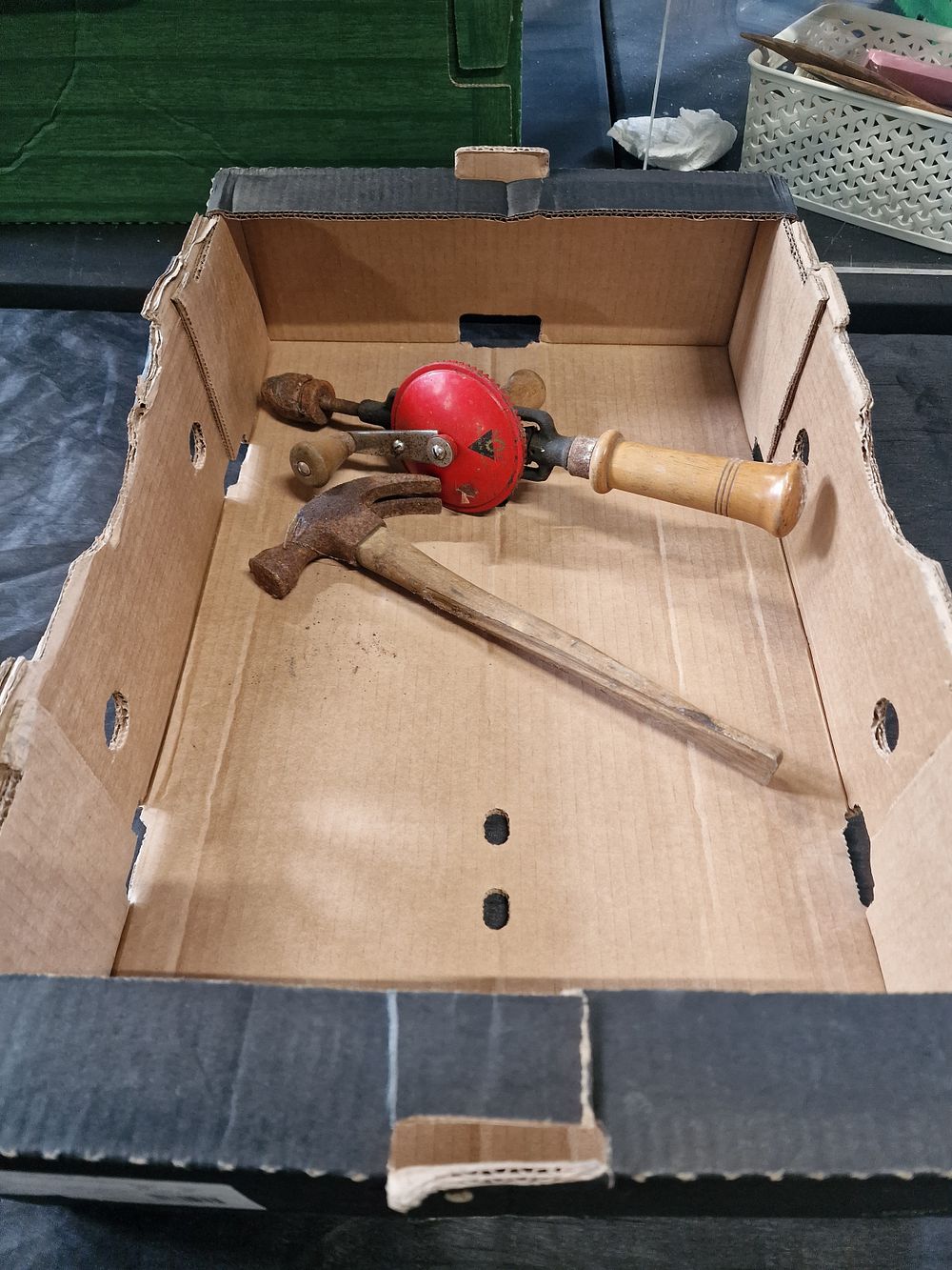 Lot 370: Selection of Vintage Hand Tools and Accessories
