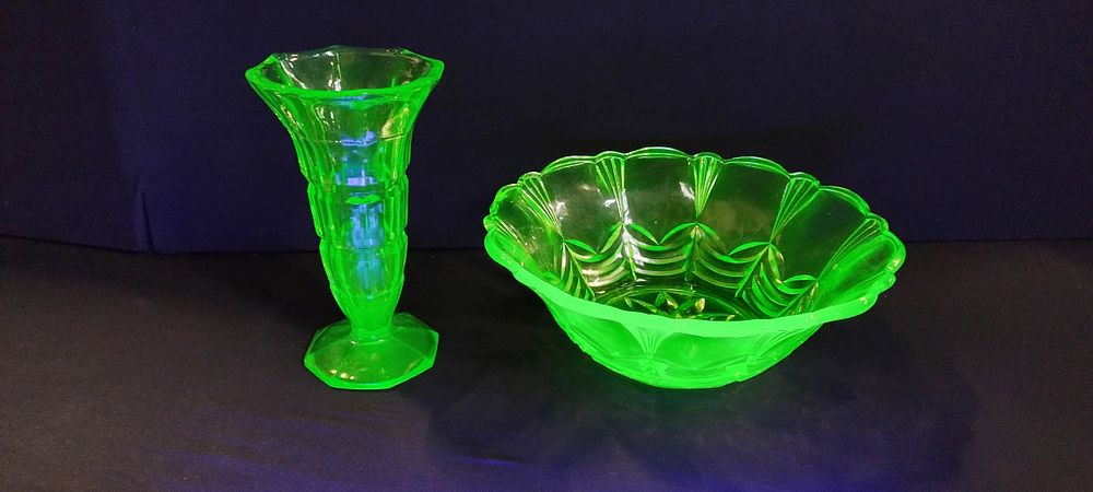 Lot 404: Uranium vintage 70's vase measures approx H 17...