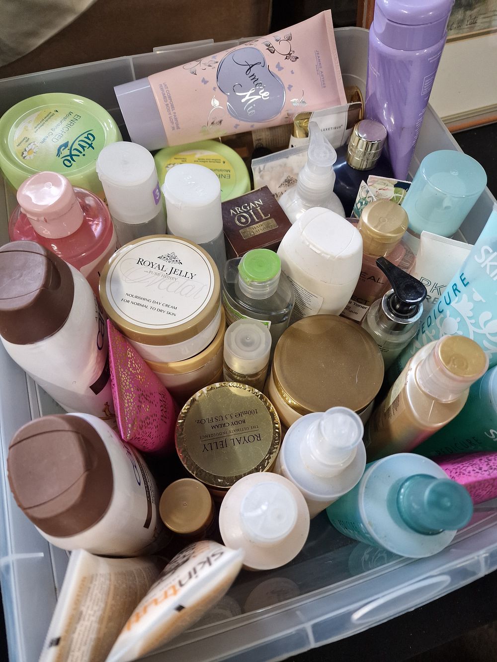 Lot 456: A large collection of ladies cosmetics. New