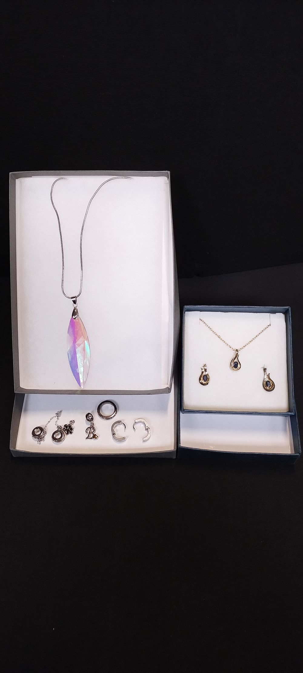Lot 51: Mixed items of costume jewellery including necklace, earring...