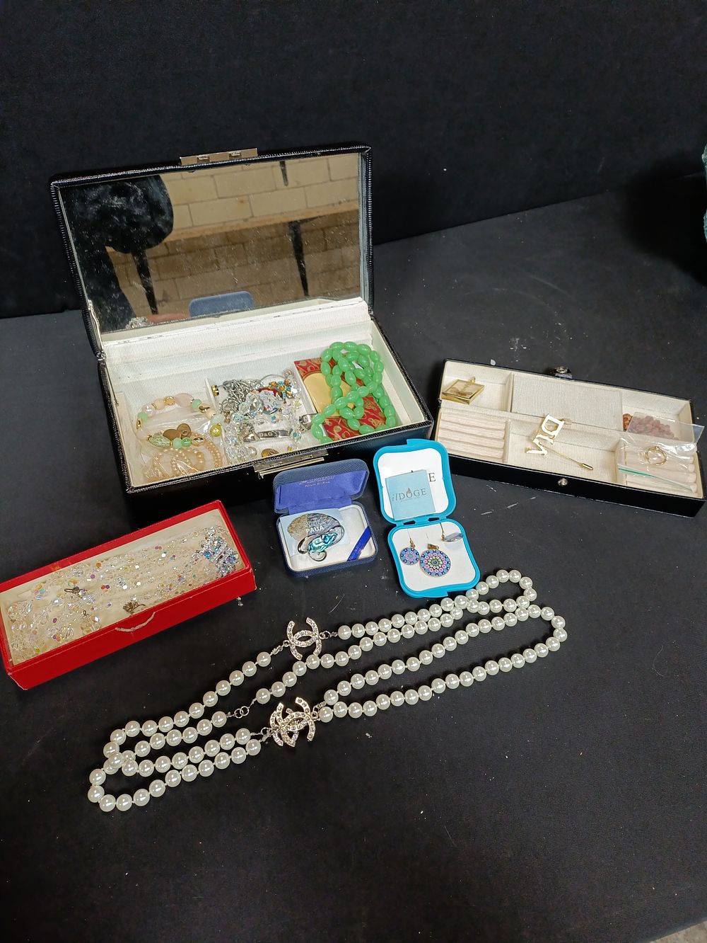Lot 85: Large selection of jewellery in jewellery box