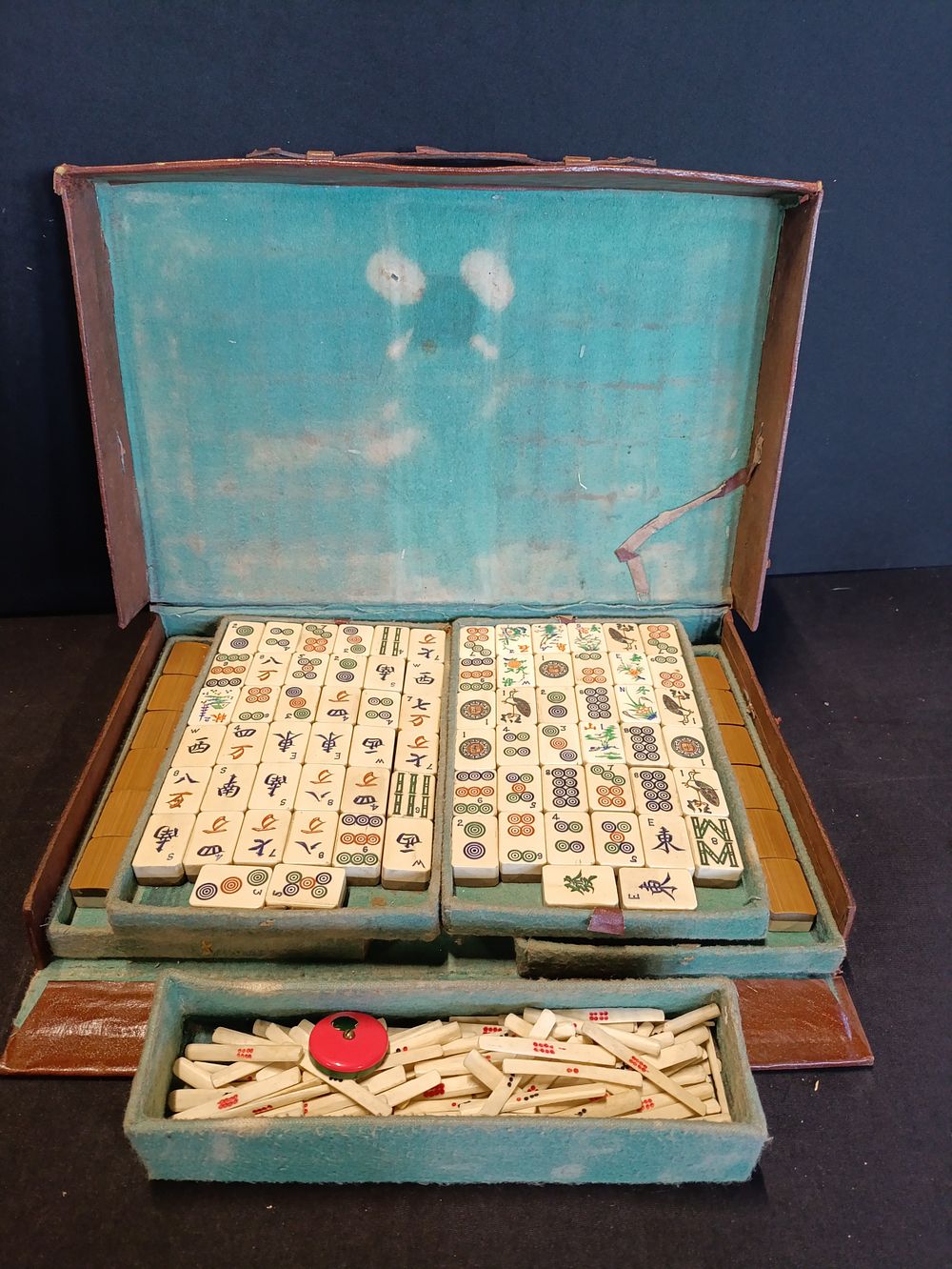 Lot 95: Vintage Chinese bone and bamboo Mahjong set in...