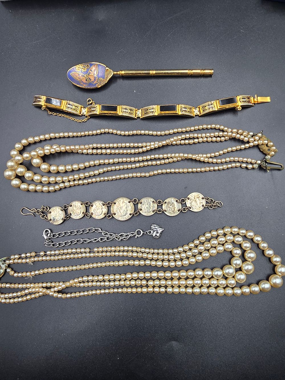 Lot 112: A collection of vintage jewellery includes pearls and...