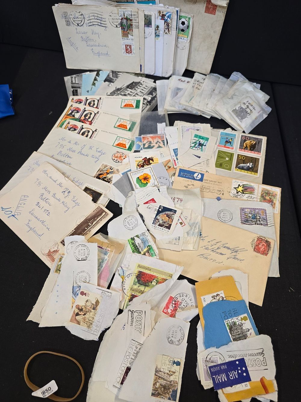 Lot 158: A large collection of worldwide vintage stamps.
