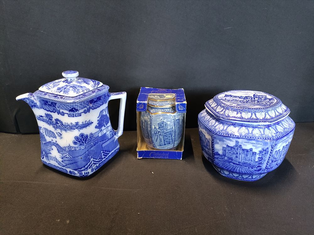 Lot 174: 3 vintage pieces of Ringtons blue and white...