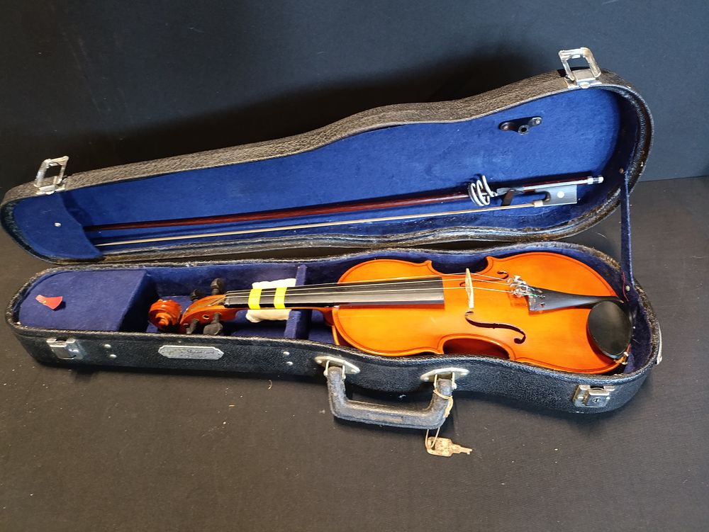 Lot 179: 1/4 size Skylark violin with bow and lockable...