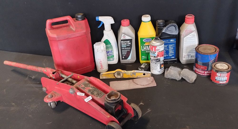 Lot 218: Various motoring items including trolley jack, rad weld,...