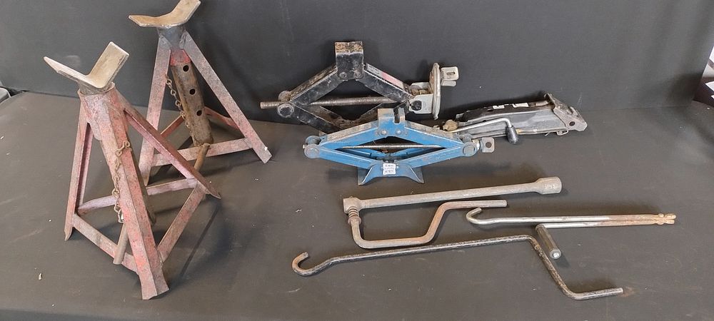 Lot 254: 3 X car jacks and spare tyre jack...