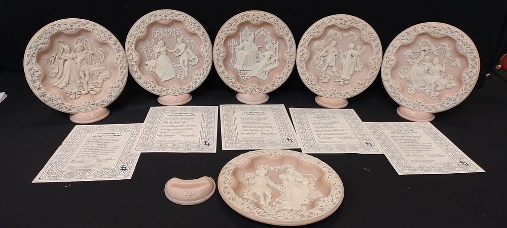 Lot 271: Six Limited edition plate of Shakespeare's lovers series....
